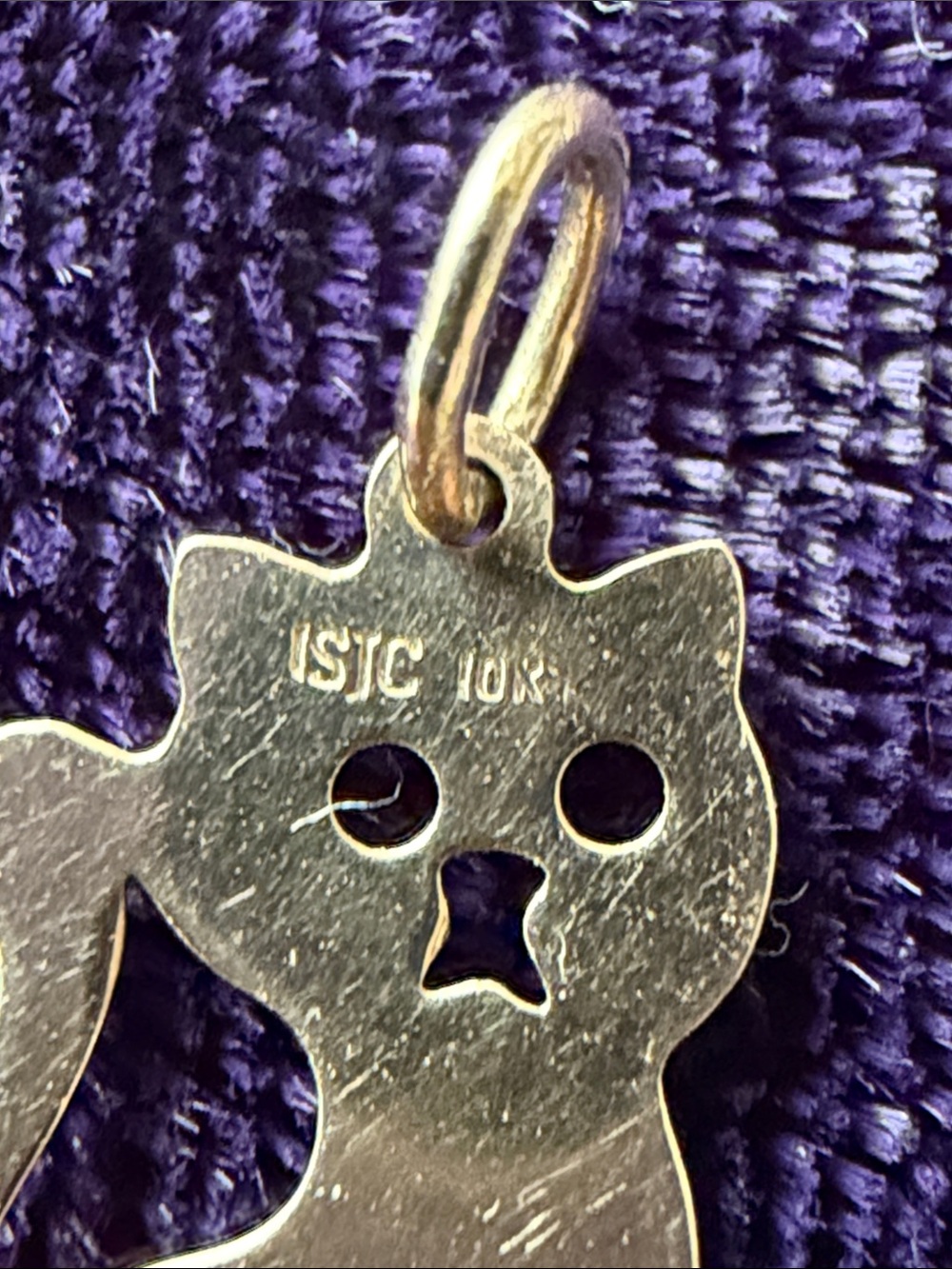 Solid 10K gold vintage minimalist sitting cat / kitten pendant - Picture 3 of 8